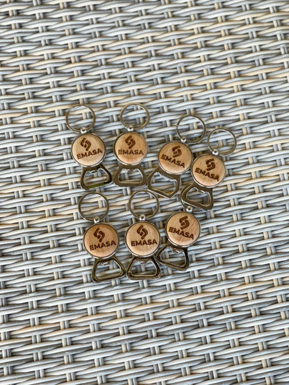 Llavero con metal y madera redondo con destapador