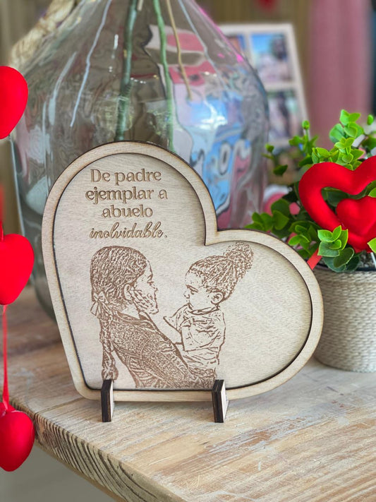 Retrato en madera con foto grabada en forma de corazon.