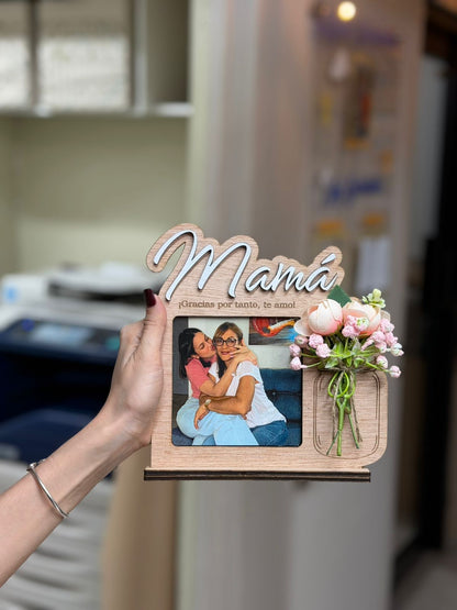 Retrato en madera con foto y mensaje personalizado y flores.