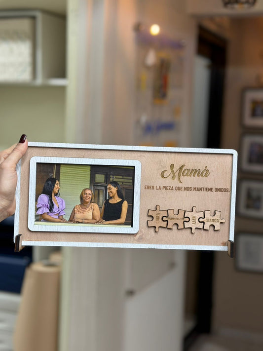 Retrato en madera con fotos y piezas de rompecabeza