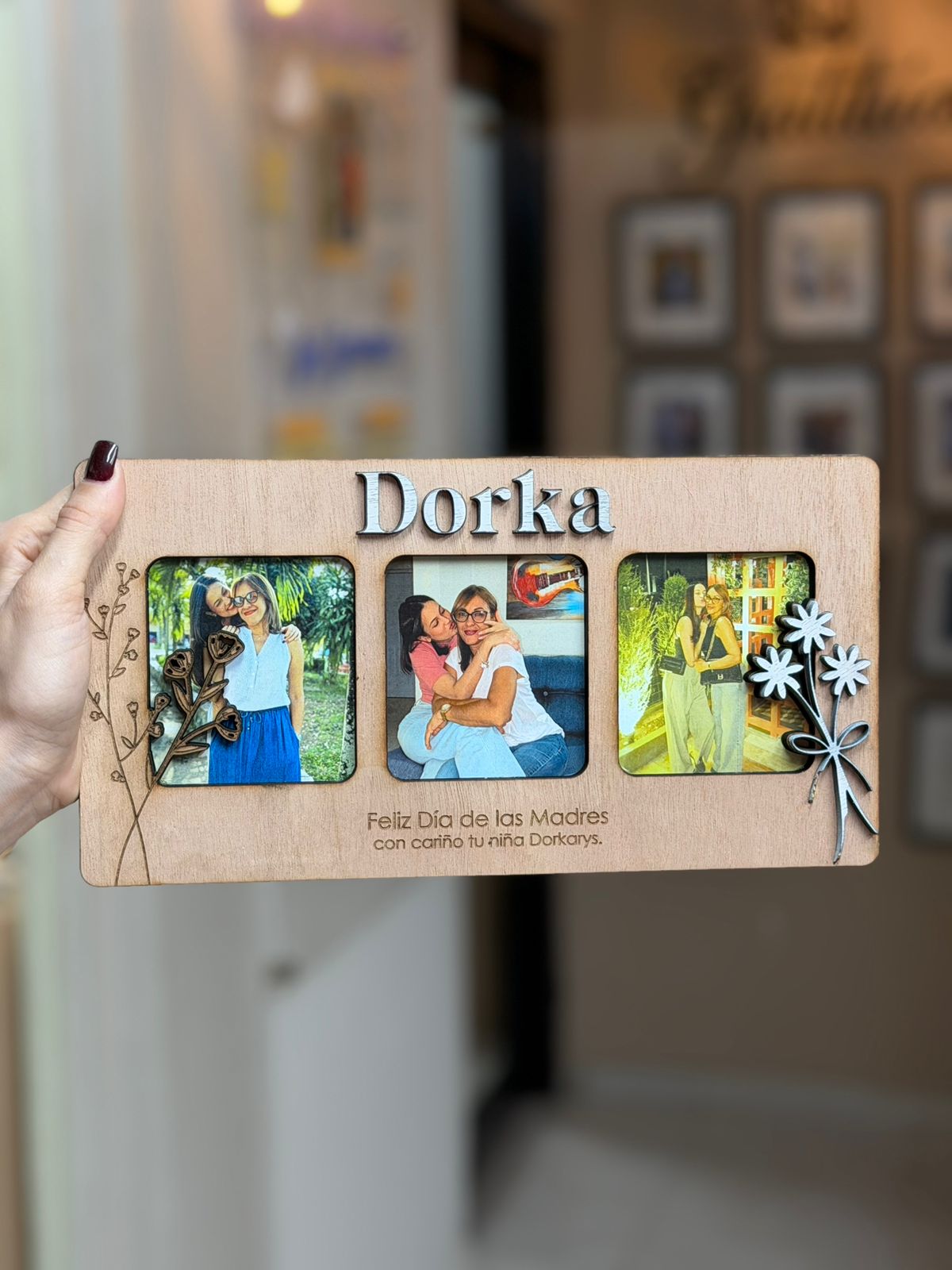 Retrato en madera con nombre, fotos y mensaje personalizado.