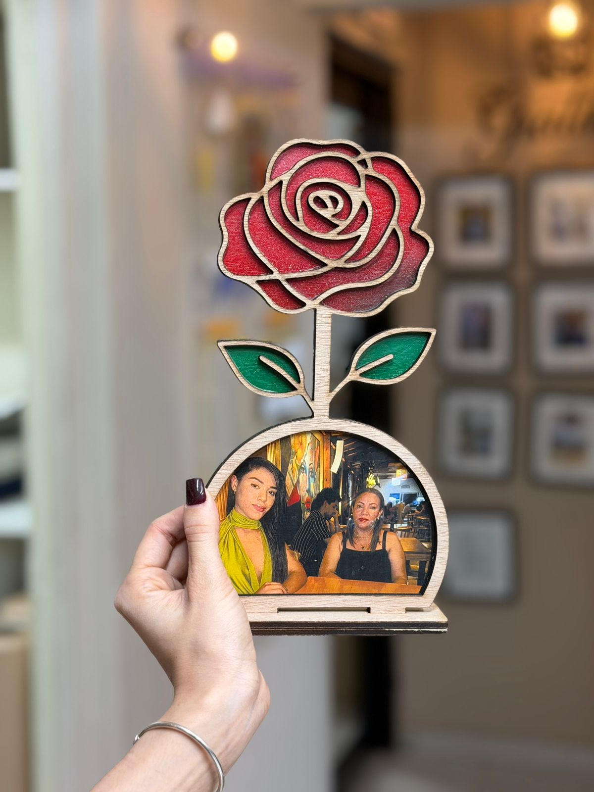 Retrato en madera en forma de flor personalizada