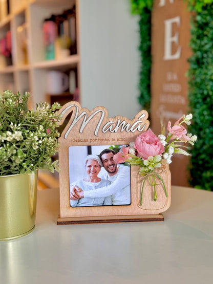 Retrato en madera con foto y mensaje personalizado y flores.