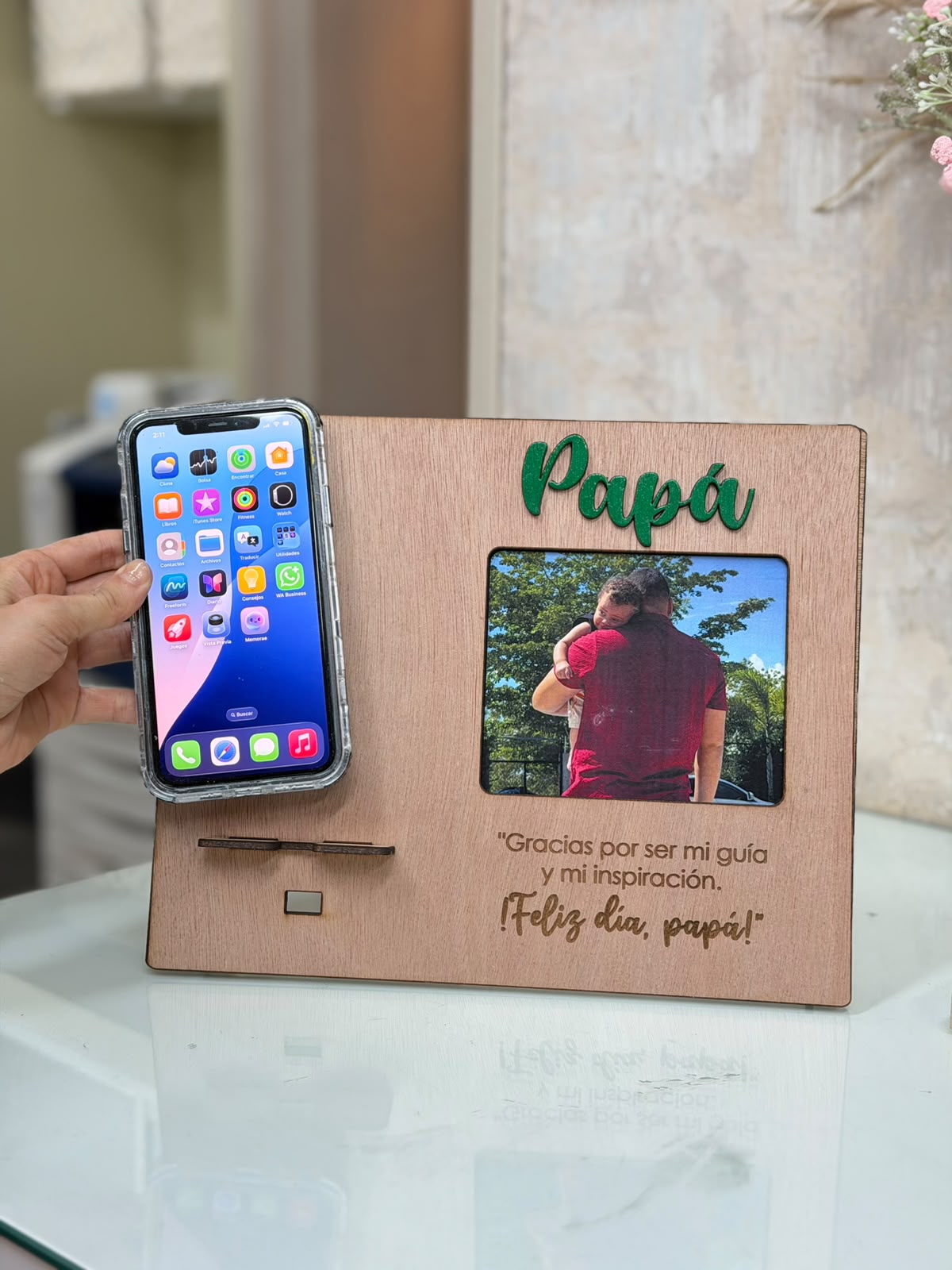 Retrato en madera con superficie para colocar celular personalizado con foto y mensaje