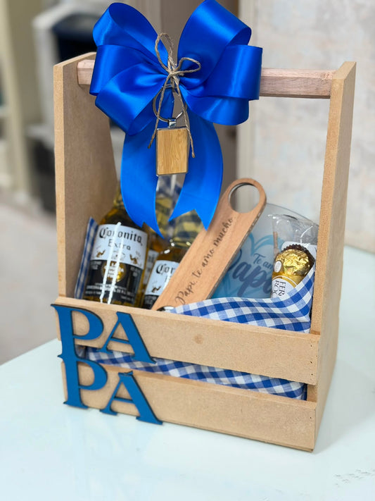Huacal personalizado con cerveza, llavero, jarra personalizado y chocolates ferrero