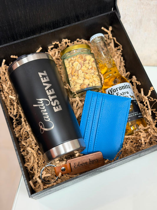 Combo personalizado, vaso negro, llavero, porta tarjeta, con mani y cerveza.