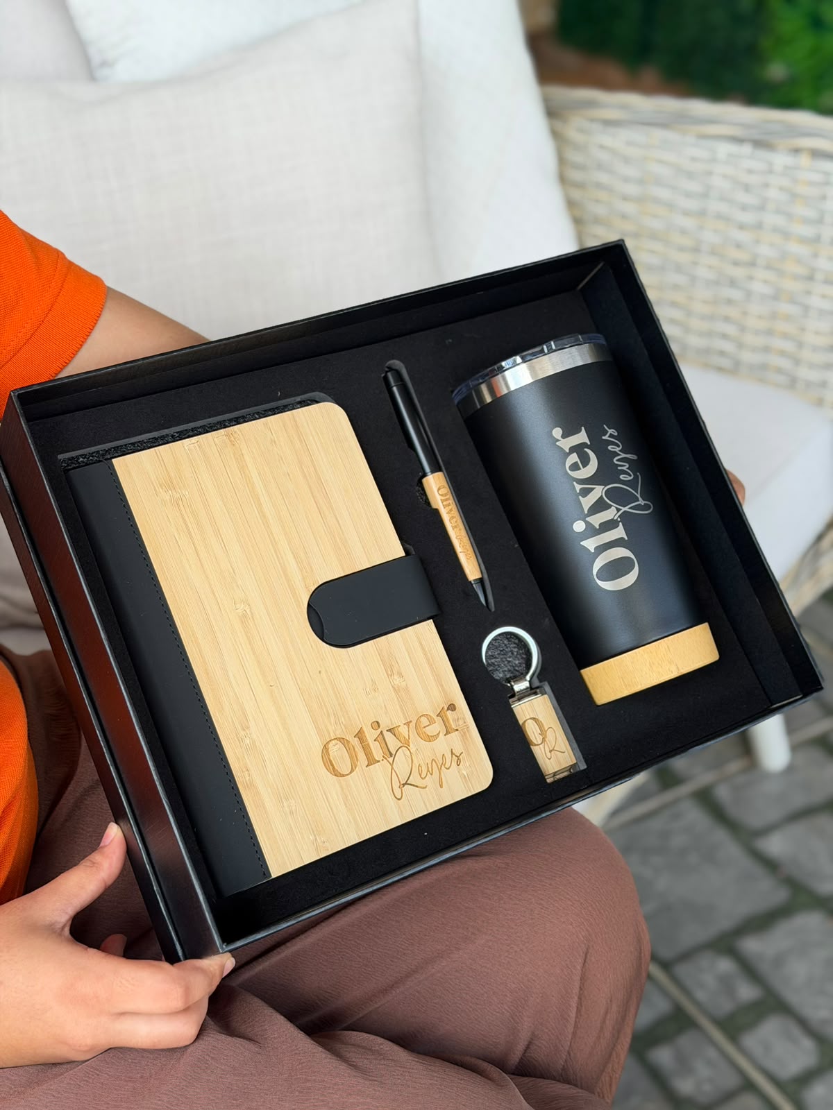 Combo Premium, vaso negro con base en madera, lapicero, llavero y libreta con piel personalizada