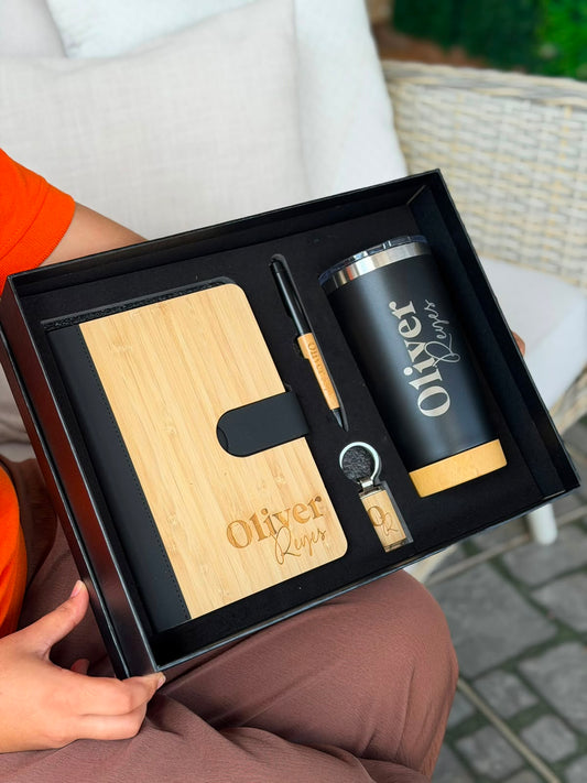 Combo Premium, vaso negro con base en madera, lapicero, llavero y libreta con piel personalizada