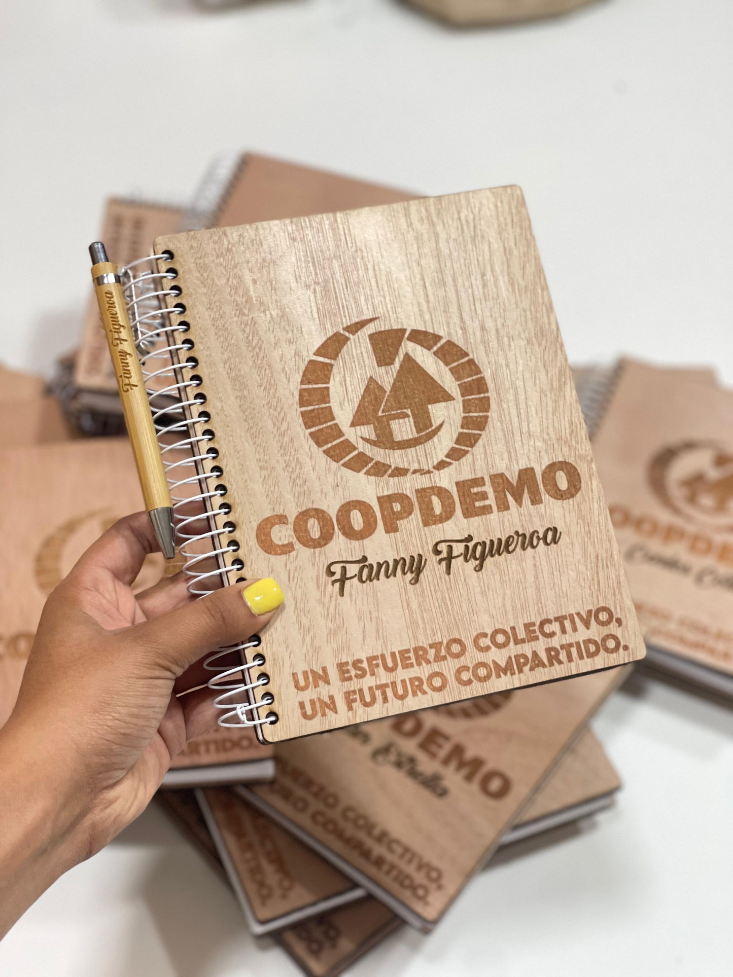 Libreta con portada en madera grande personalizada