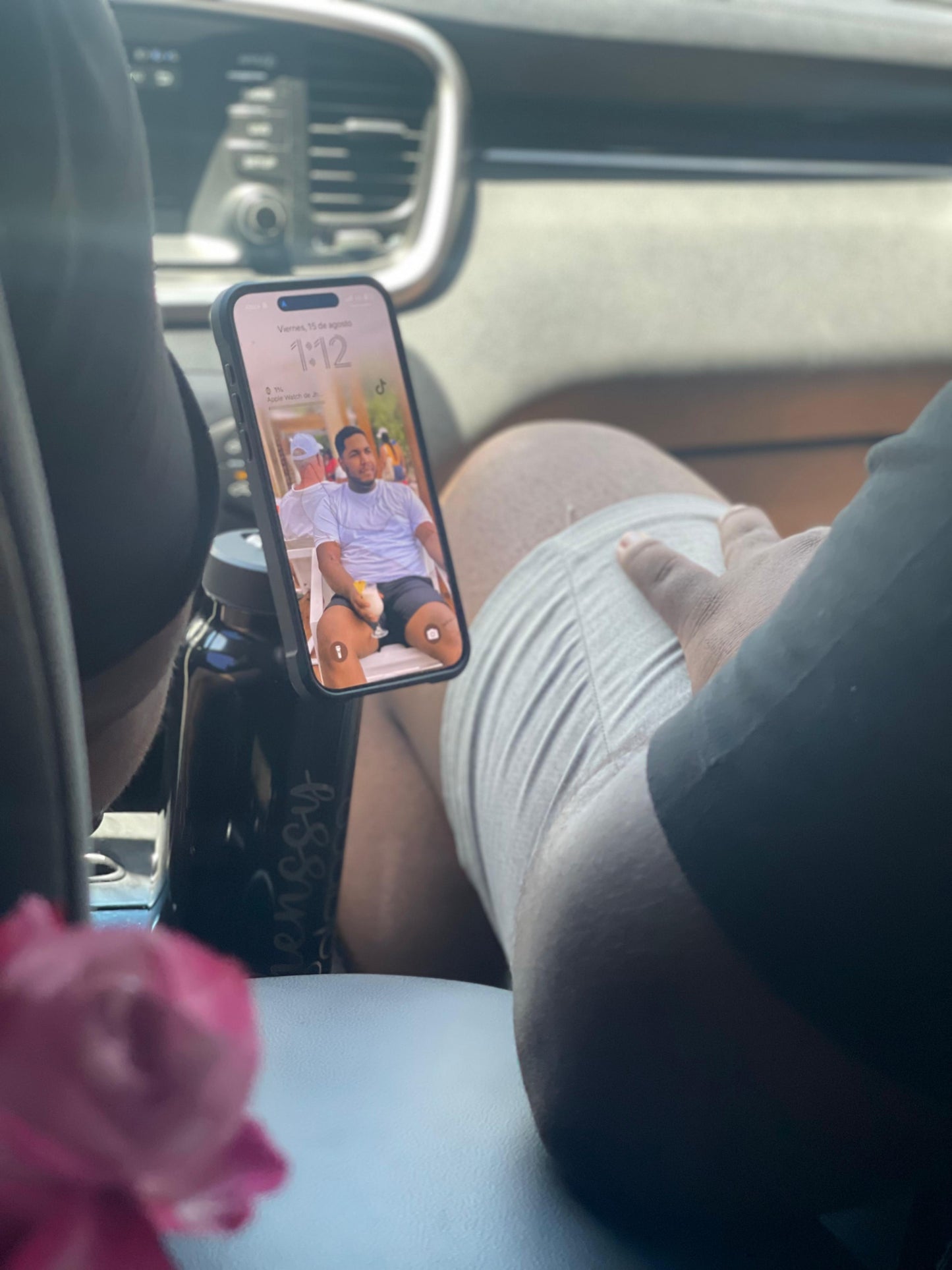 Botella negra personalizada con iman para colocar celular