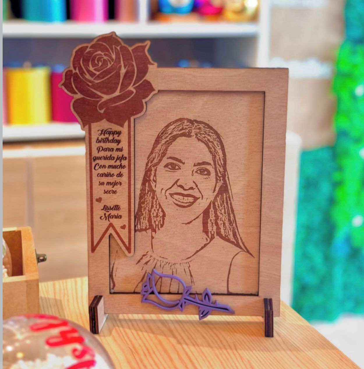 Retrato en madera con foto y frase grabado