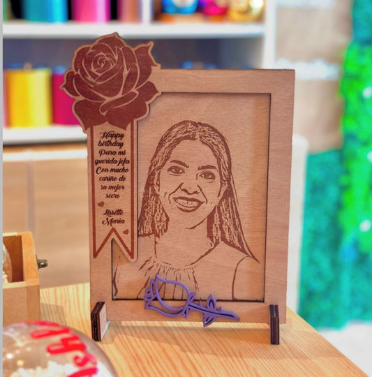 Retrato en madera con foto y frase grabado