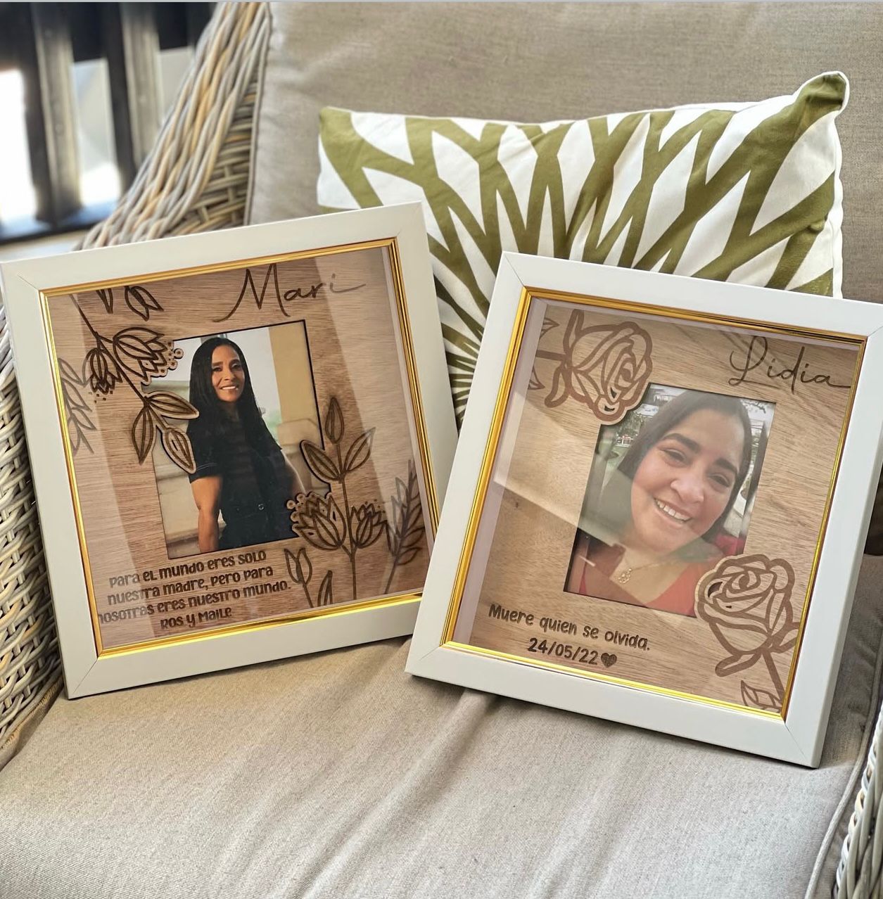 Cuadro encajonado con foto impresa y diseño grabado en madera