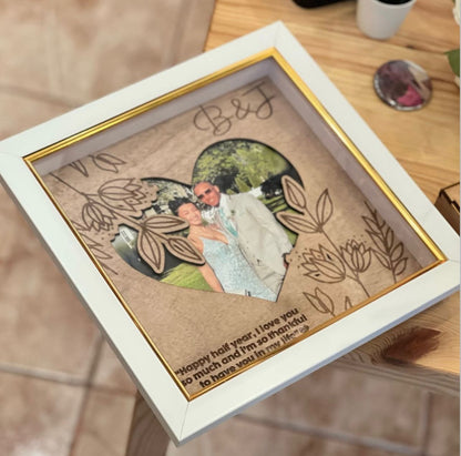 Cuadro encajonado con foto impresa y diseño grabado en madera