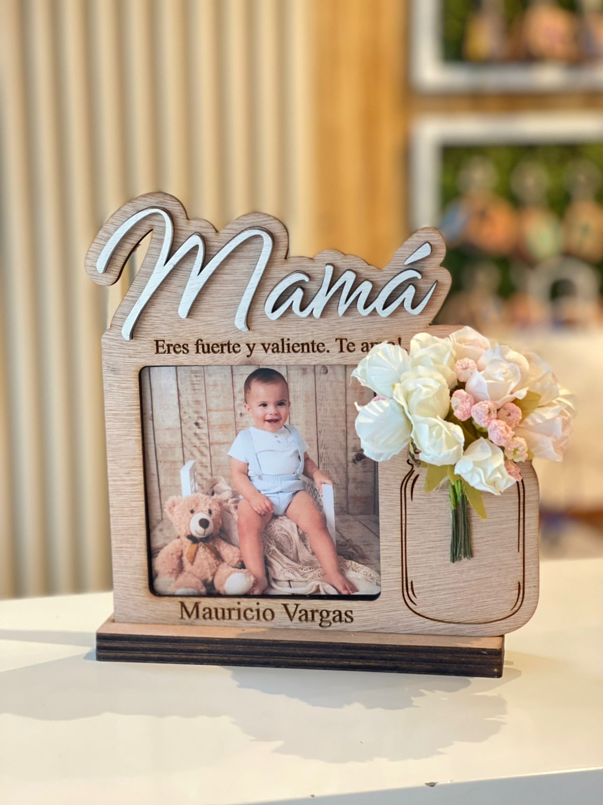 Porta retrato en madera con foto y flores