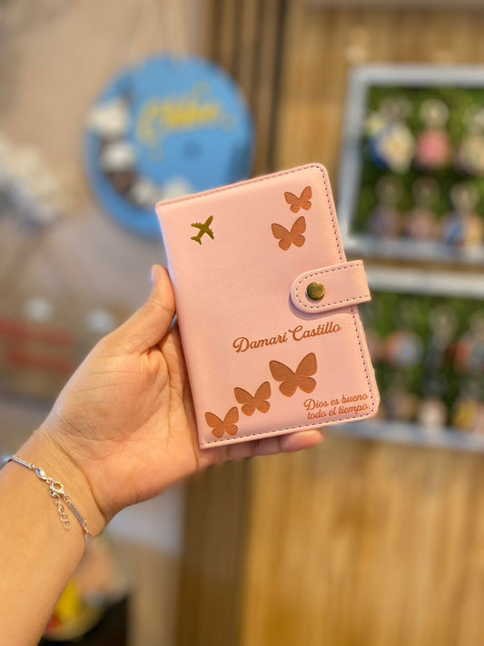 Porta pasaporte con broche personalizado