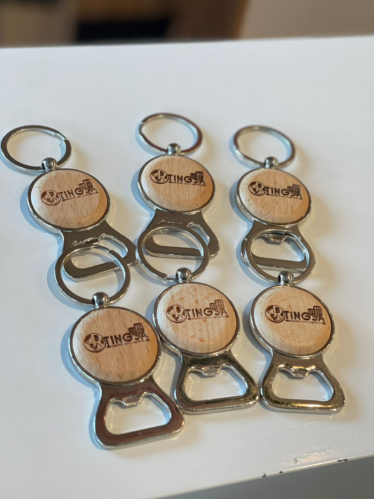 Llavero con metal y madera redondo con destapador