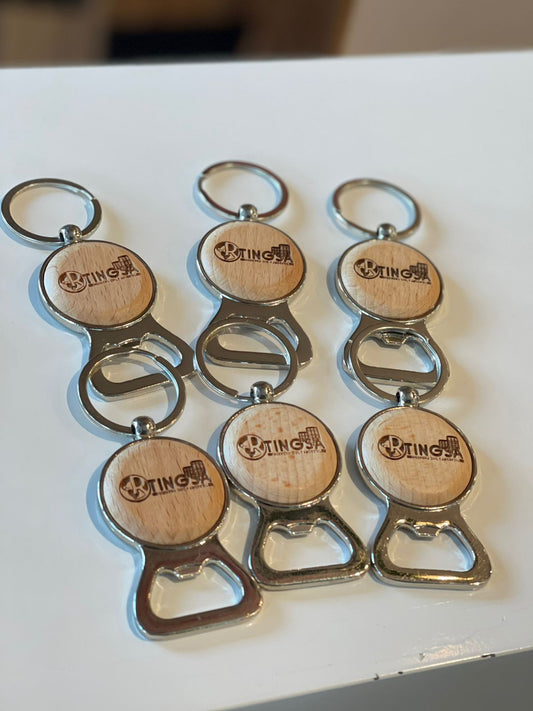 Llavero con metal y madera redondo con destapador