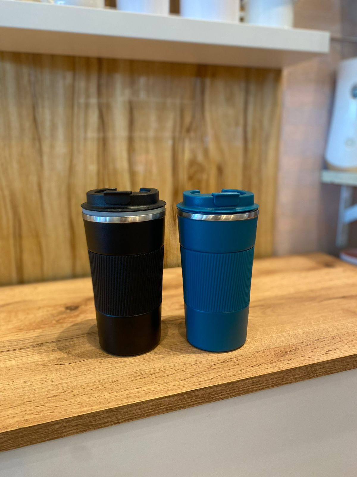 Travel tumbler con goma personalizado