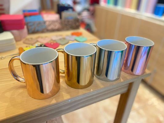Taza de cafe en tonos brillantes personalizado.