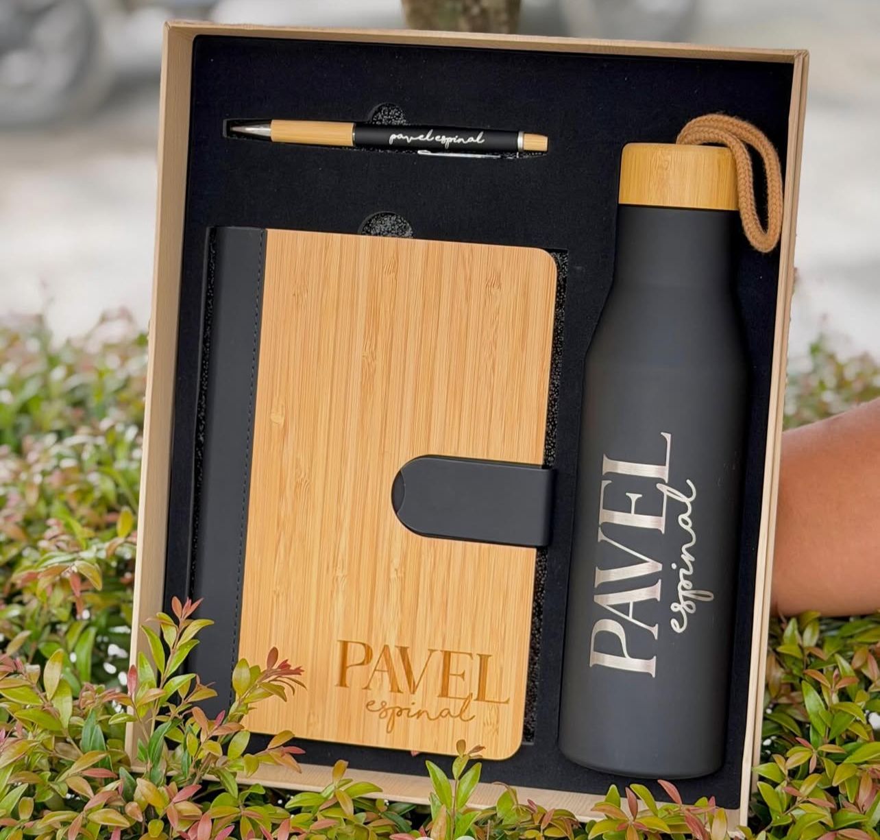 Combo ejecutivo con botella negra, libreta en madera y lapicero personalizado.